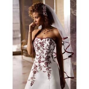 David's Bridal Wedding‎ Dress - Red Embroidery in Apple/White Color - Size 2